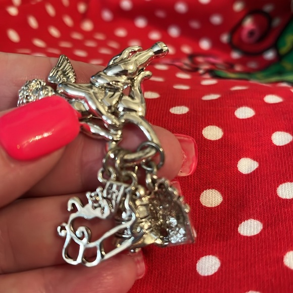 Pendant/brooch cherub with bell, sleigh and present charms, Lot S - Picture 7 of 8